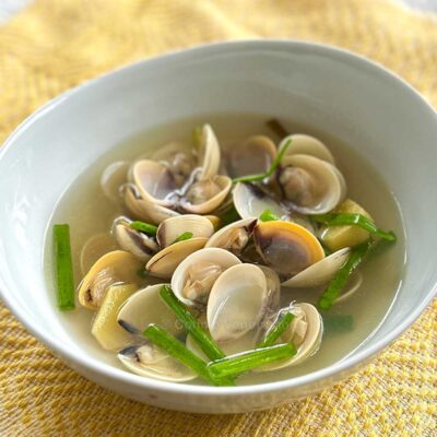 Clam soup with ginger and scallions