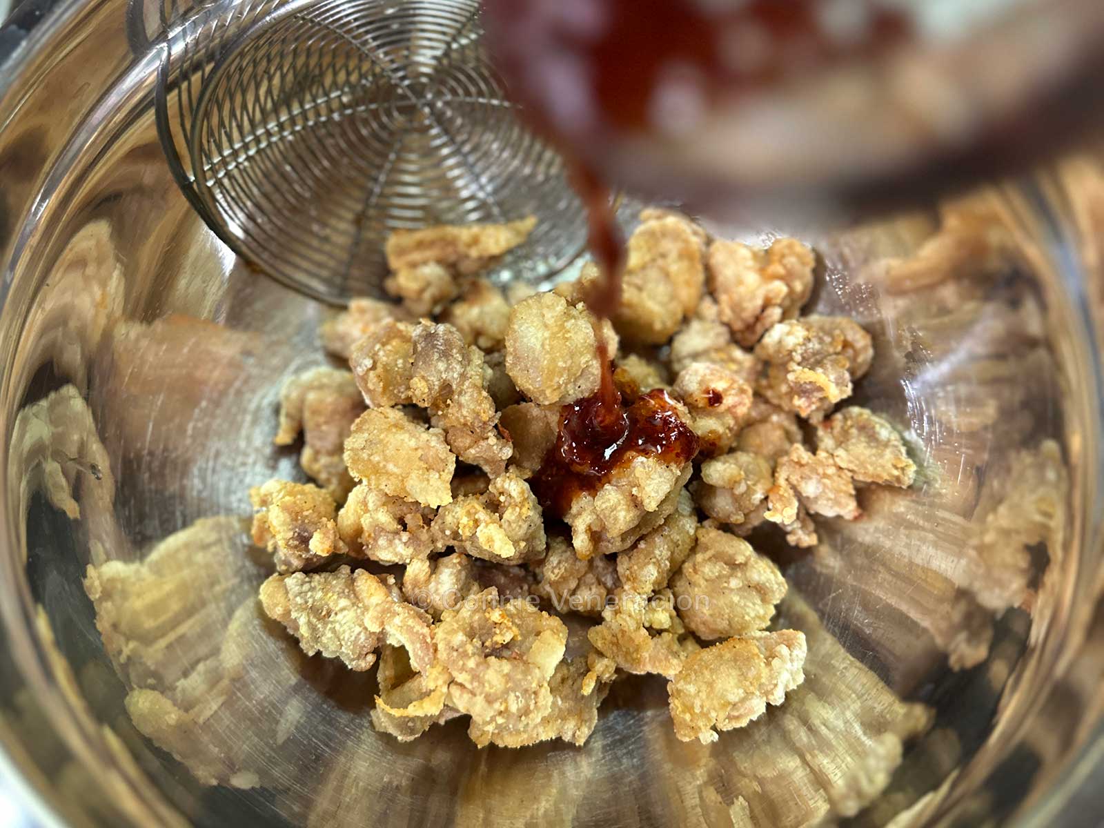 Adding spicy sweet sour glaze to chicken karaage