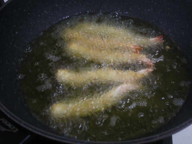 Japanese shrimp fry (ebi furai) in oil