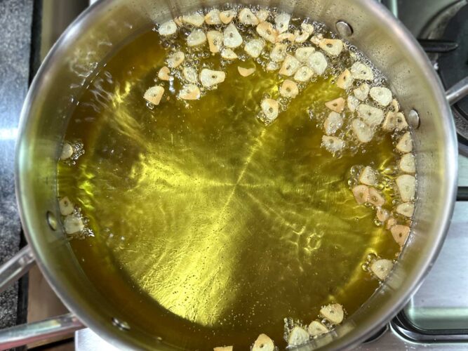 Frying sliced garlic