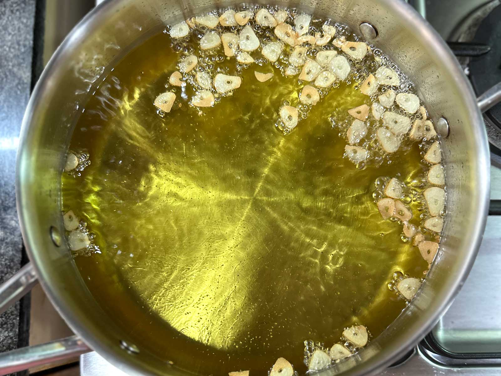 Frying sliced garlic