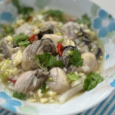 Oysters with chili garlic lemongrass sauce
