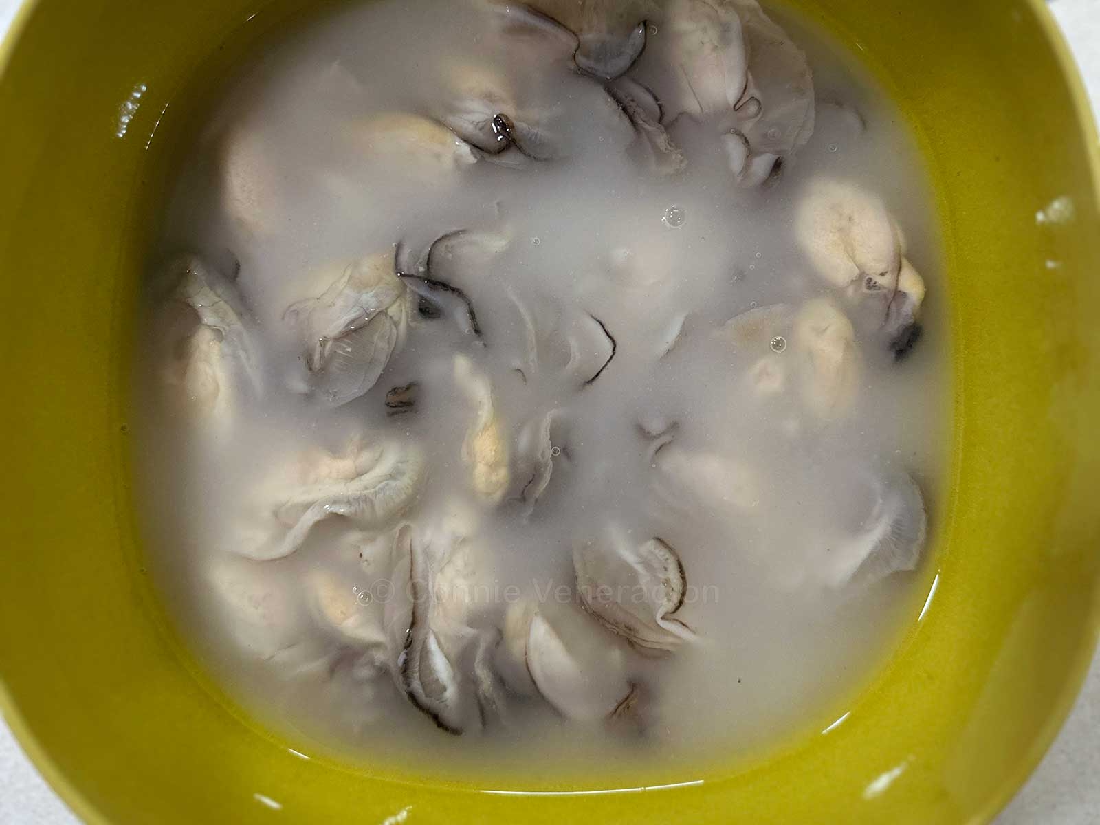 Soaking shucked oysters in starchy water