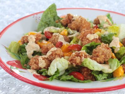 Popcorn chicken and vegetable salad