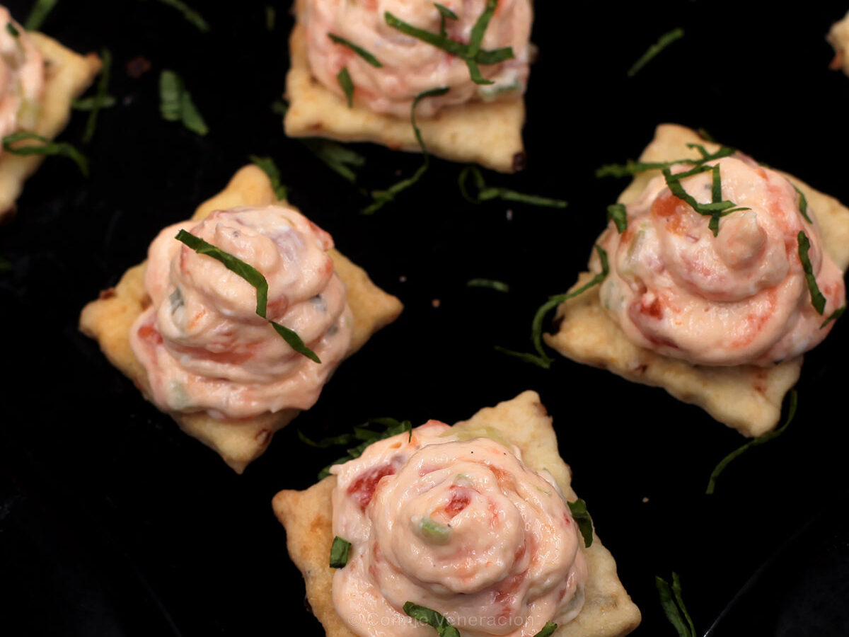 Smoked salmon and cream cheese pâté on crackers