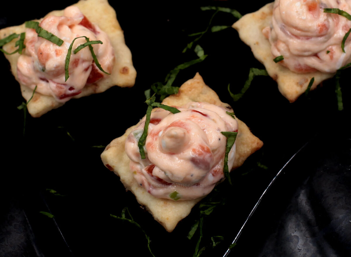 Smoked salmon and cream cheese pâté on crackers