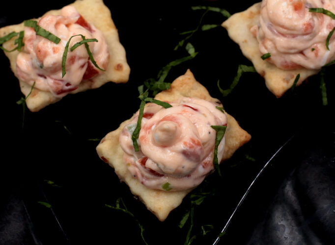 Smoked salmon and cream cheese pâté on crackers