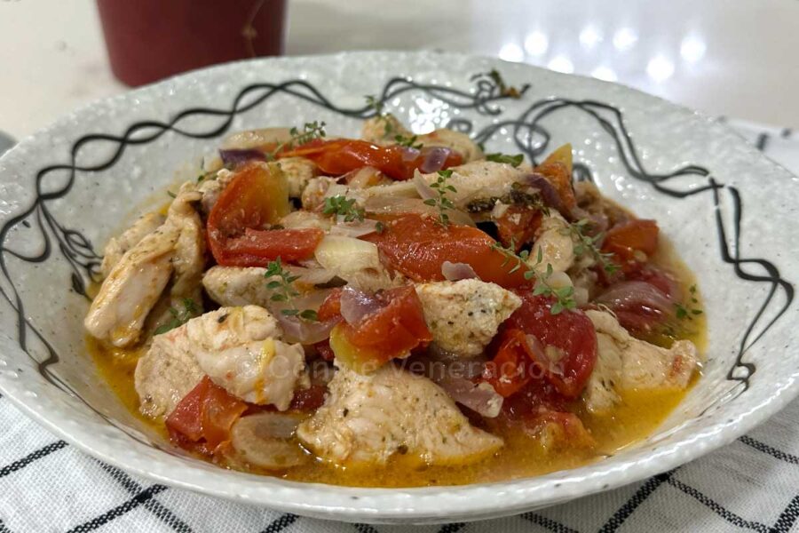 Chicken, tomatoes and thyme in olive oil