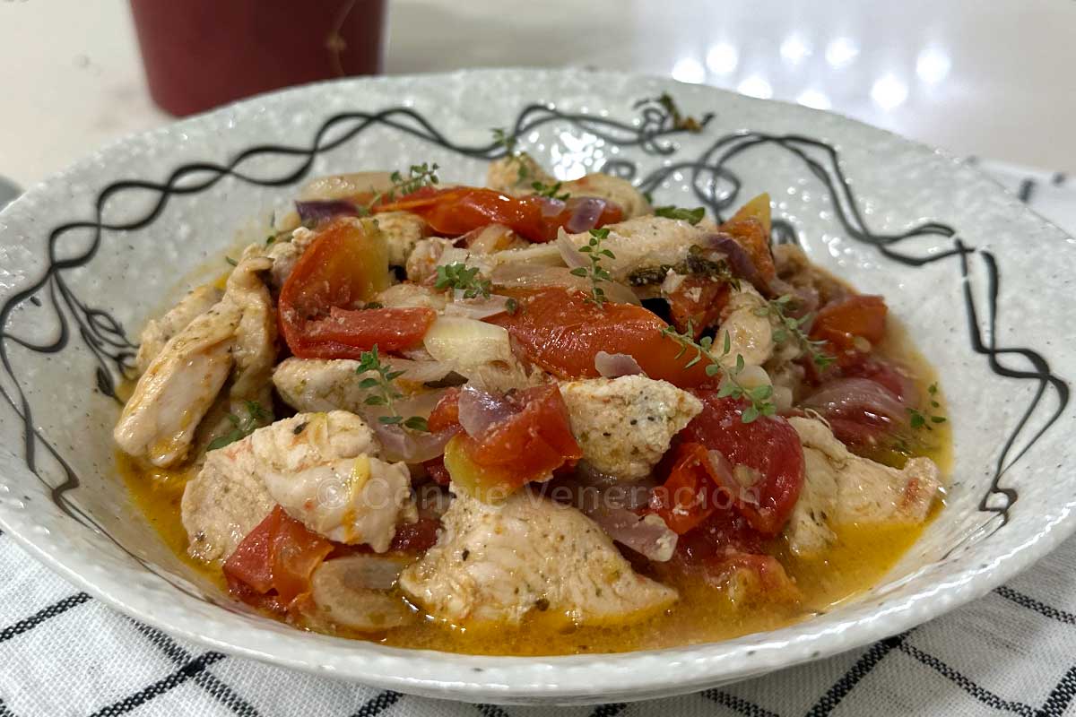 Chicken, tomatoes and thyme in olive oil