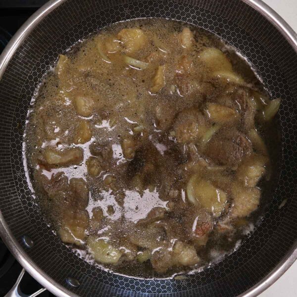 Simmering beef in dashi, sake, soy sauce and mirin