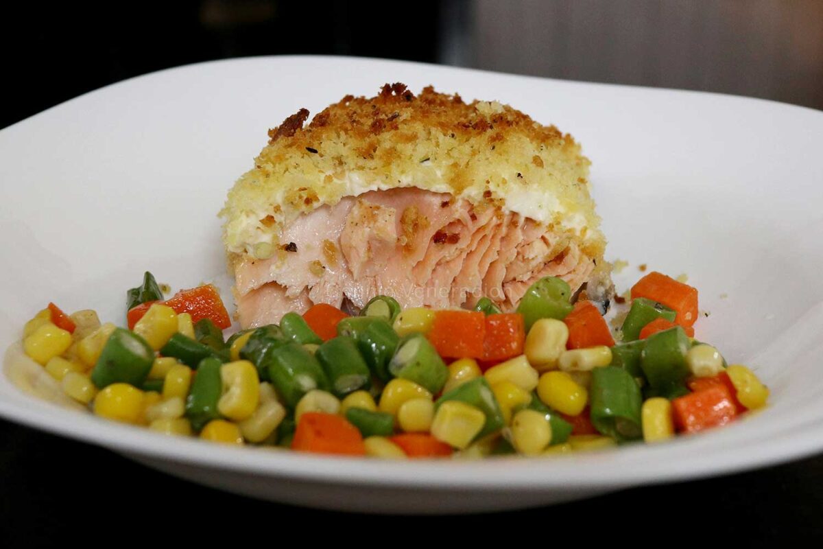 Cheesy baked salmon with crispy crumb topping
