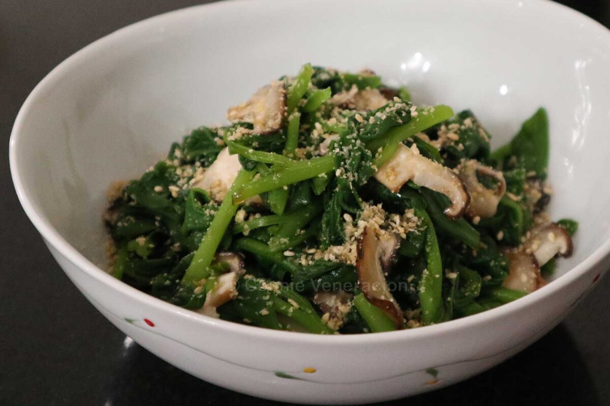 Japanese-style spinach and mushroom salad