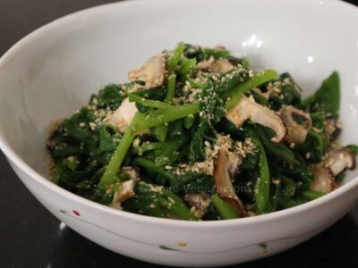 Japanese-style spinach and mushroom salad