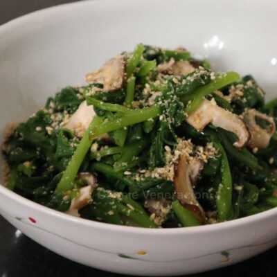 Japanese-style spinach and mushroom salad