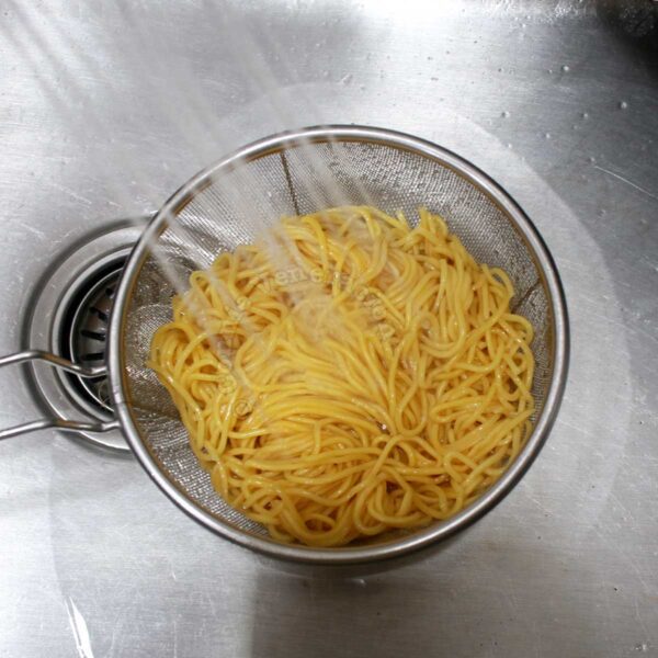 Rinsing boiled noodles in cold water