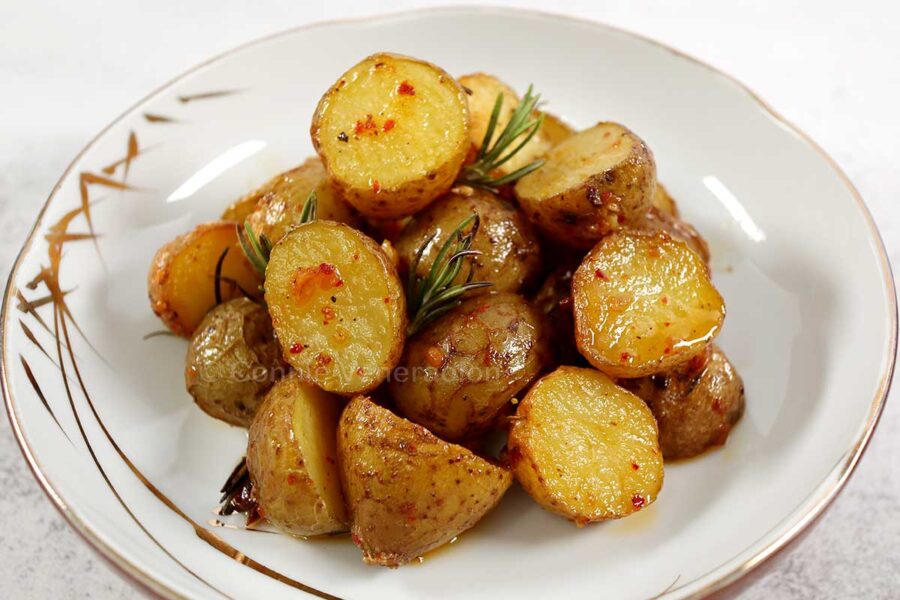 Roasted baby potatoes with chili, garlic and rosemary