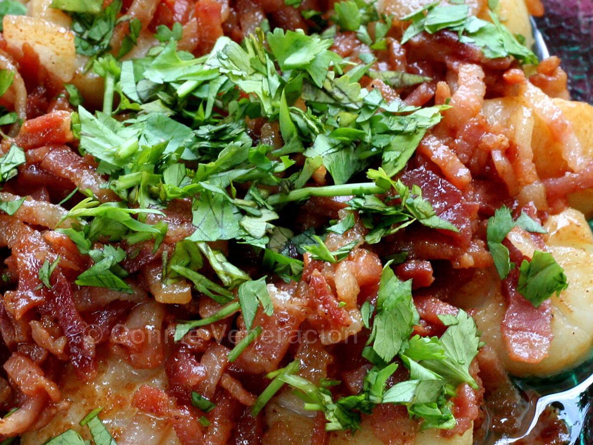 Easy pan-fried scallops with crispy bacon