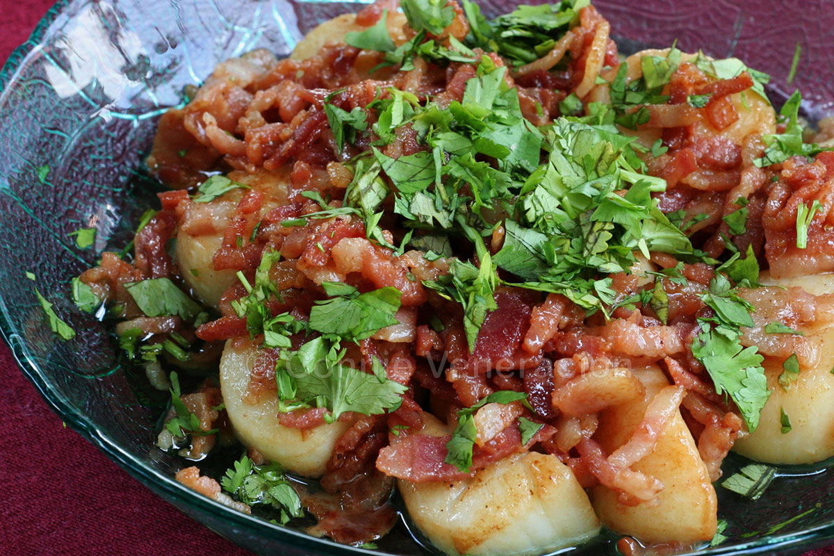 Easy pan-fried scallops with crispy bacon