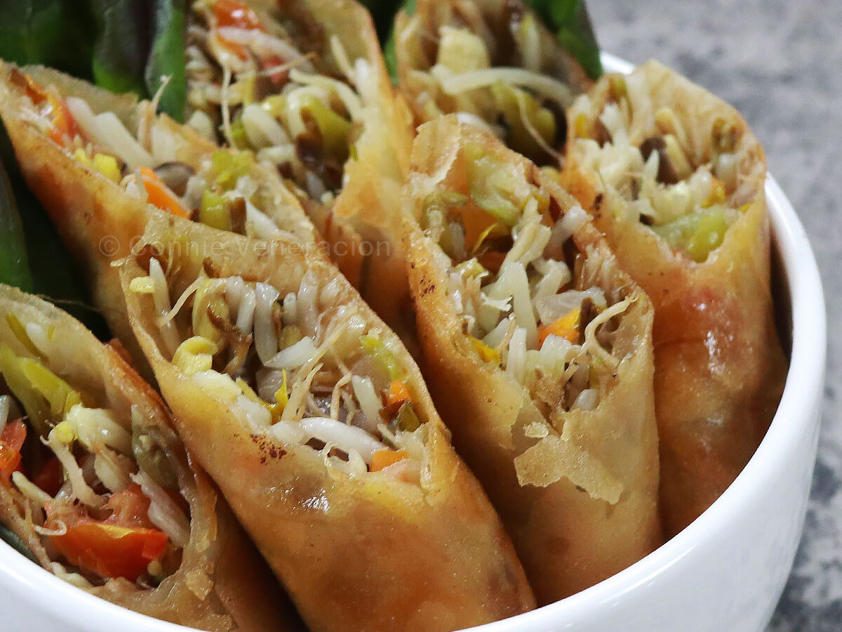 Fried bean sprouts spring rolls (lumpiang togue)