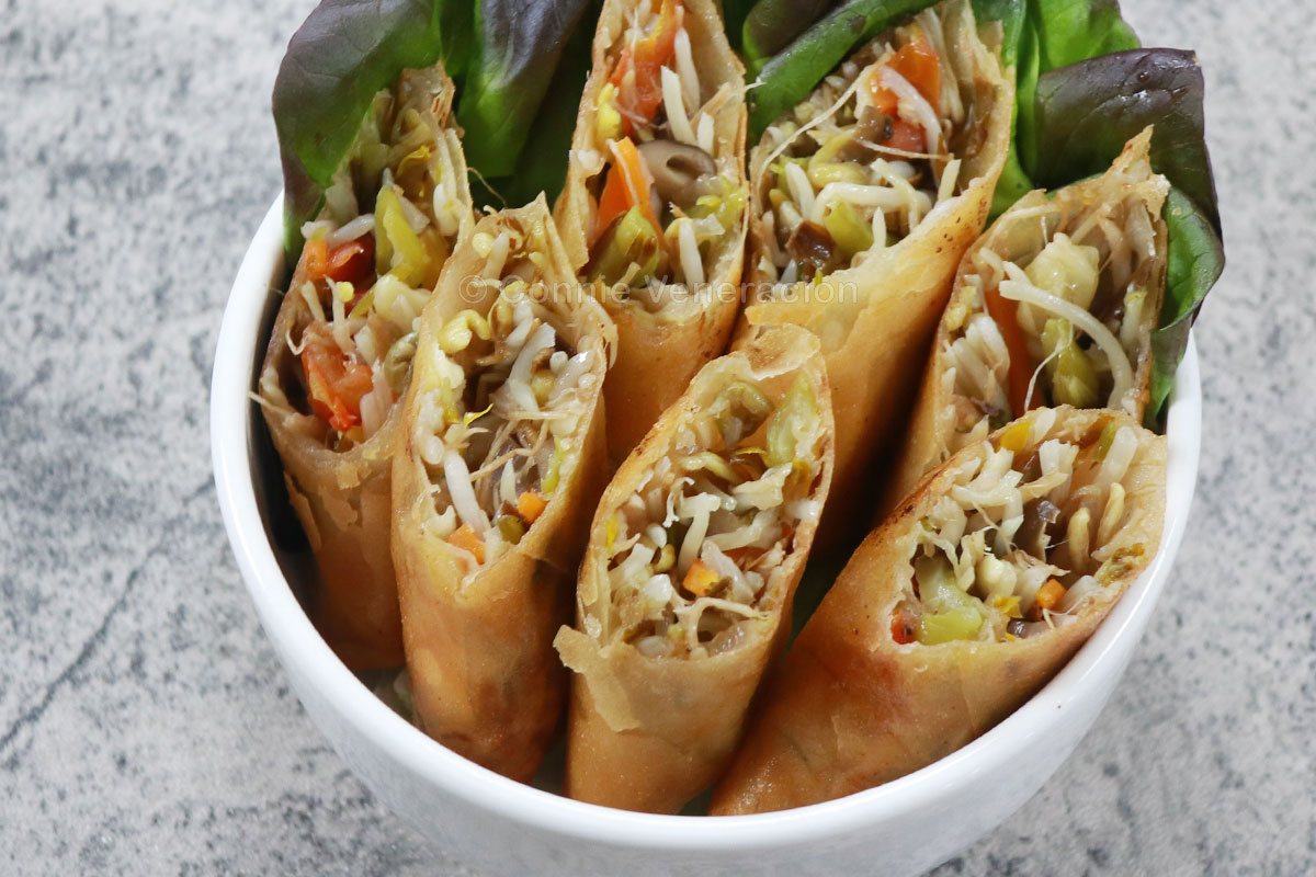 Fried bean sprouts spring rolls (lumpiang togue)