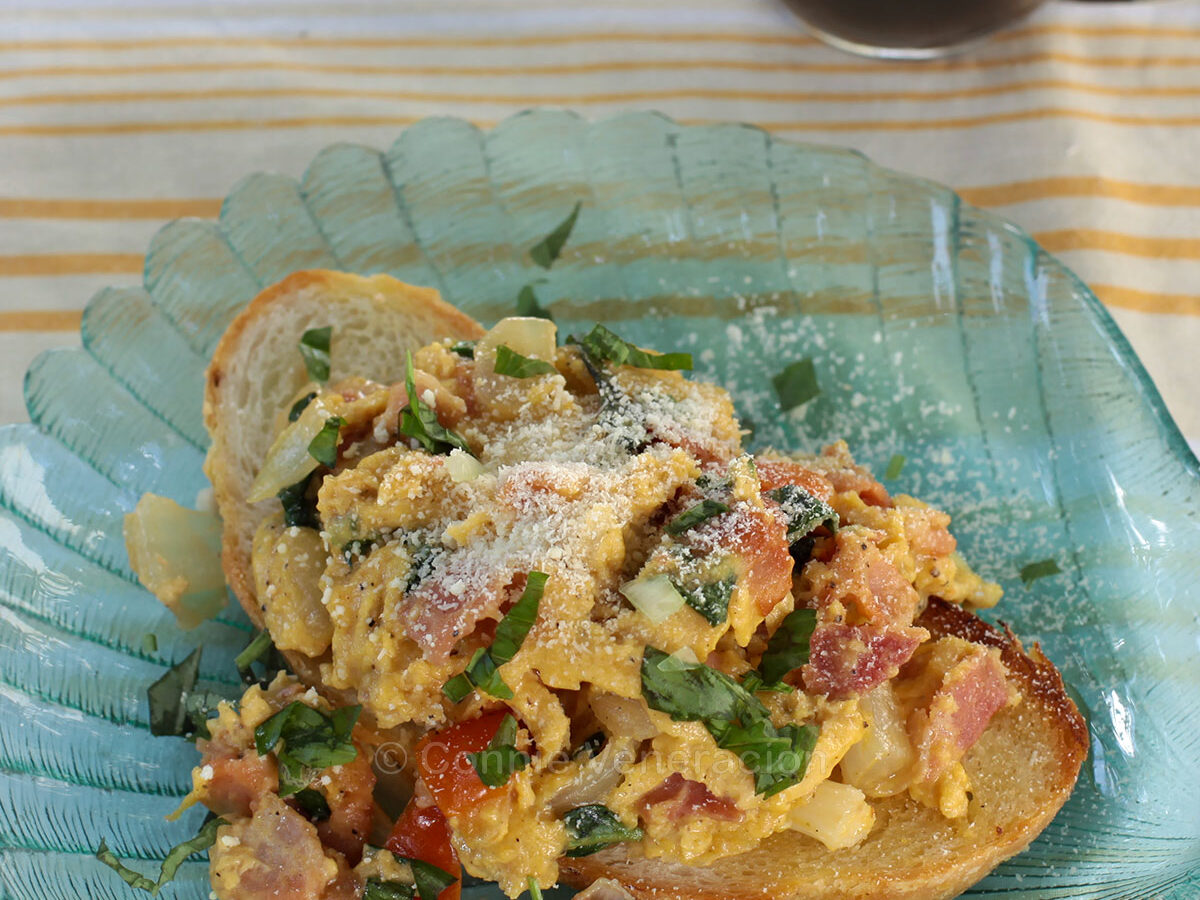 Scrambled eggs with bacon and tomatoes