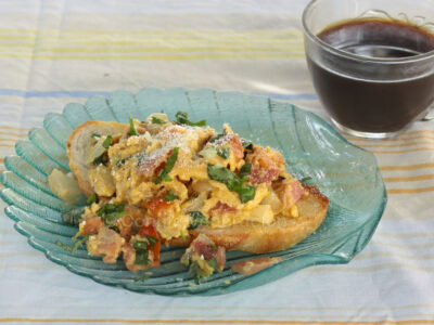 Scrambled eggs with bacon and tomatoes