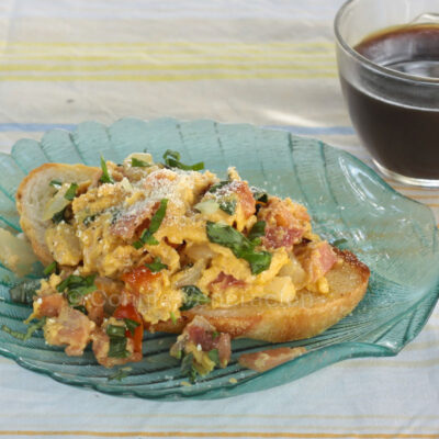 Scrambled eggs with bacon and tomatoes