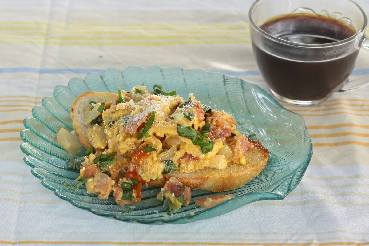 Scrambled eggs with bacon and tomatoes